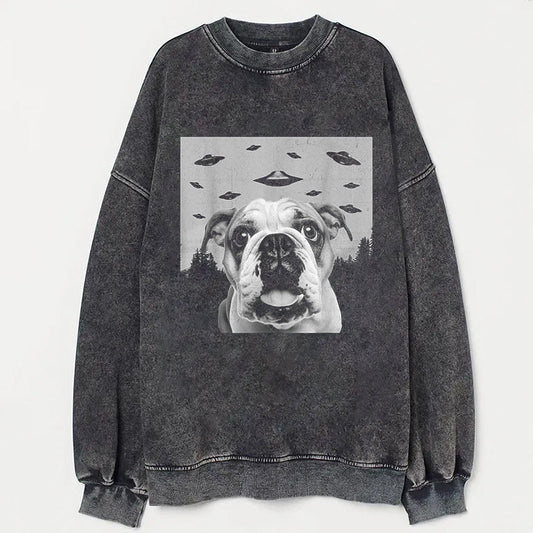 English Bulldog Taking Selfie with UFOs Funny T-Shirt