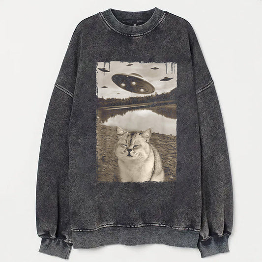 Funny Cat Taking Selfie with UFOs Unisex T-Shirt