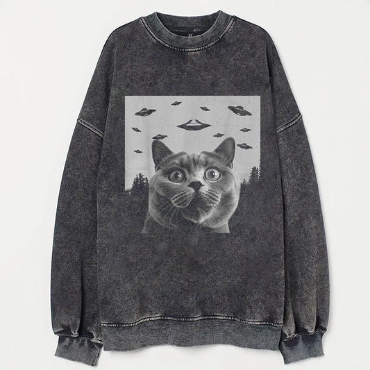 British Shorthair Cat Taking Selfie with UFOs Funny T-Shirt