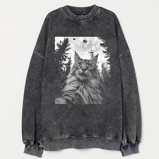 Funny Maine Coon Cat Taking Selfie with UFOs Funny T-Shirt