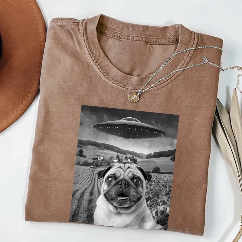 Pug Taking Selfie with UFOs Funny Unisex T-Shirt