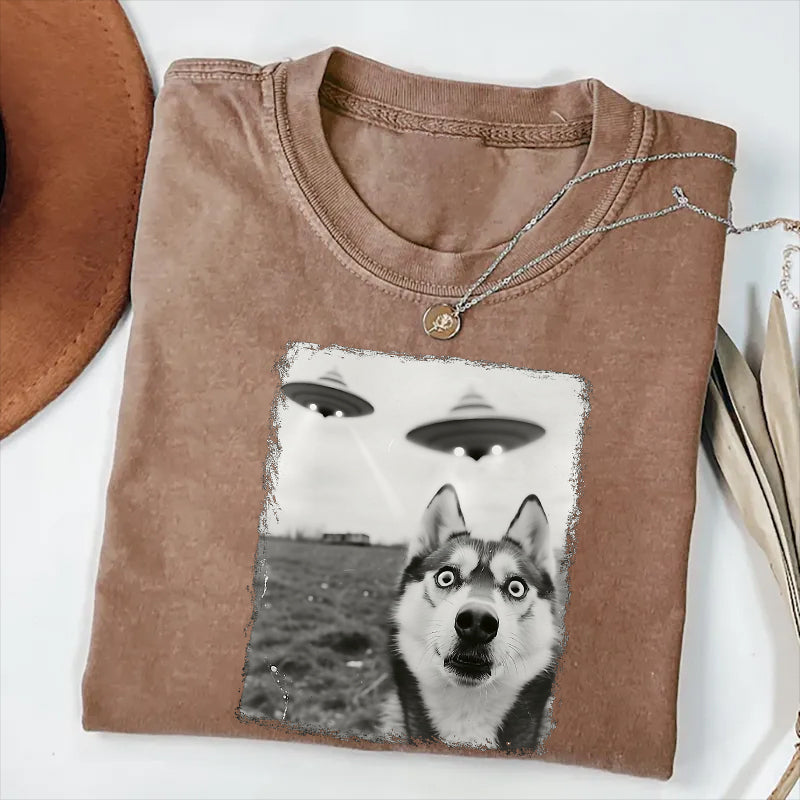 Siberian Husky Dog Taking Selfie with UFOs Funny T-Shirt