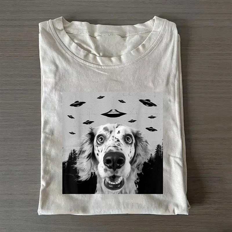 English Setter Dog Taking Selfie with UFOs Funny T-Shirt