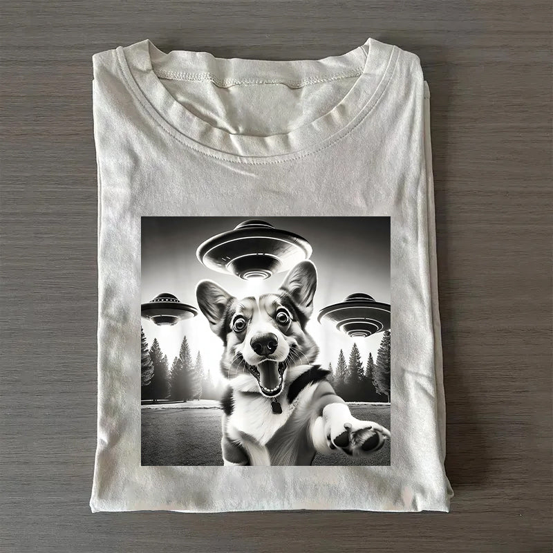 Corgi Taking Selfie with UFOs Funny T-Shirt