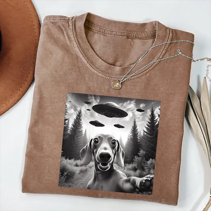 Dachshund Dog Taking Selfie with UFOs Funny Alien Geeks T-Shirt