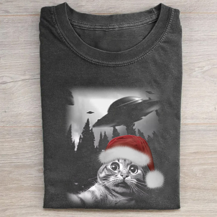 Christmas Cat Selfle With UFO Art Acid Wash Tee - heygraff