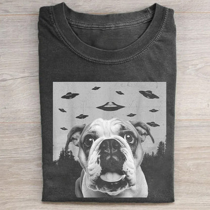 English Bulldog Taking Selfie with UFOs Funny T-Shirt
