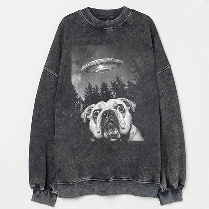 Surprised English Bulldog Taking Selfie with UFOs Funny T-Shirt