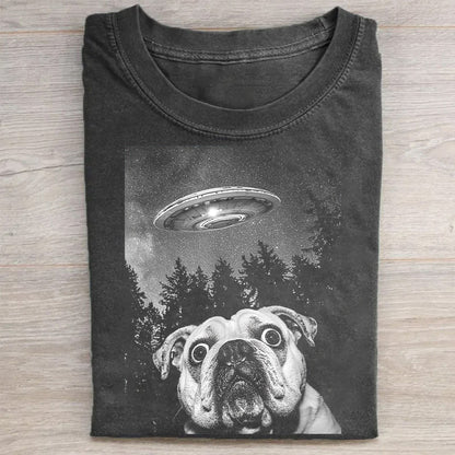 Surprised English Bulldog Taking Selfie with UFOs Funny T-Shirt