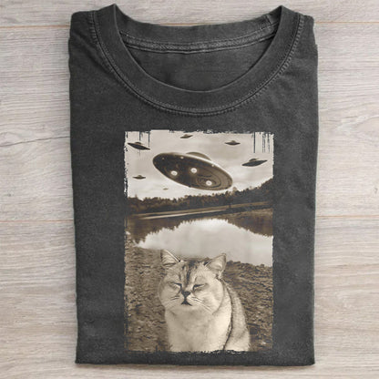 Funny Cat Taking Selfie with UFOs Unisex T-Shirt