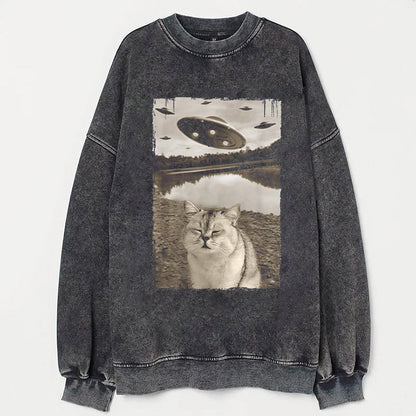 Funny Cat Taking Selfie with UFOs Unisex T-Shirt