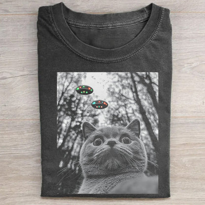 British Shorthair Cat Taking Selfie with UFOs Funny T-Shirt