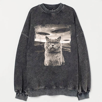 Funny British Shorthair Cat Taking Selfie with UFOs Funny T-Shirt