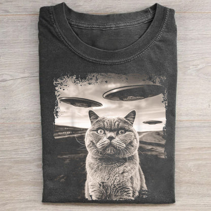 Funny British Shorthair Cat Taking Selfie with UFOs Funny T-Shirt