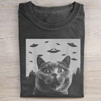 British Shorthair Cat Taking Selfie with UFOs Funny T-Shirt