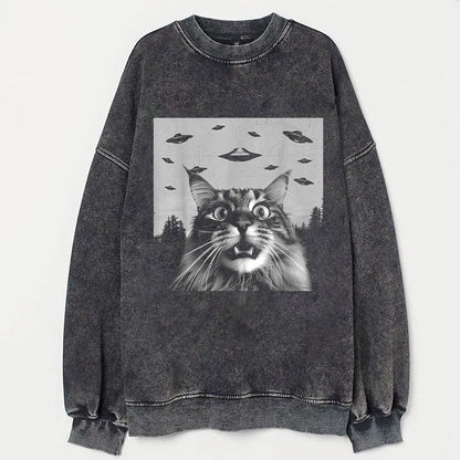 Maine Coon Cat Taking Selfie with UFOs Funny T-Shirt