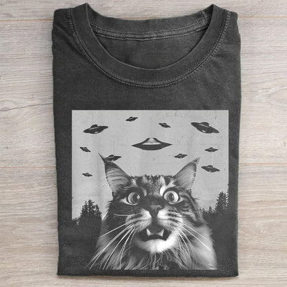 Maine Coon Cat Taking Selfie with UFOs Funny T-Shirt