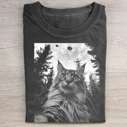 Funny Maine Coon Cat Taking Selfie with UFOs Funny T-Shirt