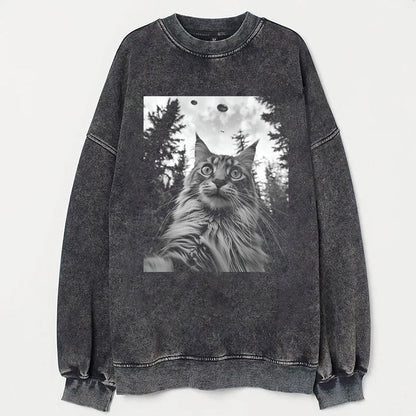 Funny Maine Coon Cat Taking Selfie with UFOs Funny T-Shirt