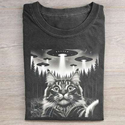 Funny Maine Coon Cat Taking Selfie with UFOs Funny T-Shirt