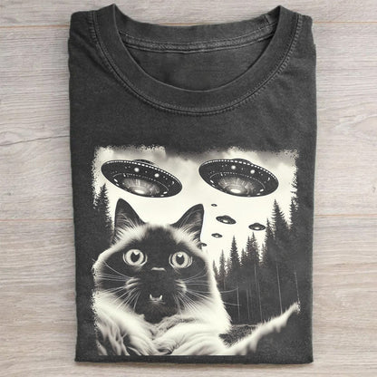 Ragdoll Cat Taking Selfie with UFOs Funny T-Shirt