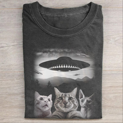 Cat-selfie-with-UFO-washed cotton T-shirt - heygraff