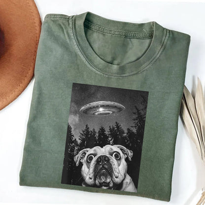Surprised English Bulldog Taking Selfie with UFOs Funny T-Shirt