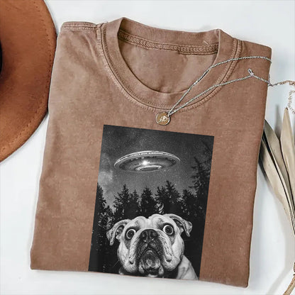 Surprised English Bulldog Taking Selfie with UFOs Funny T-Shirt