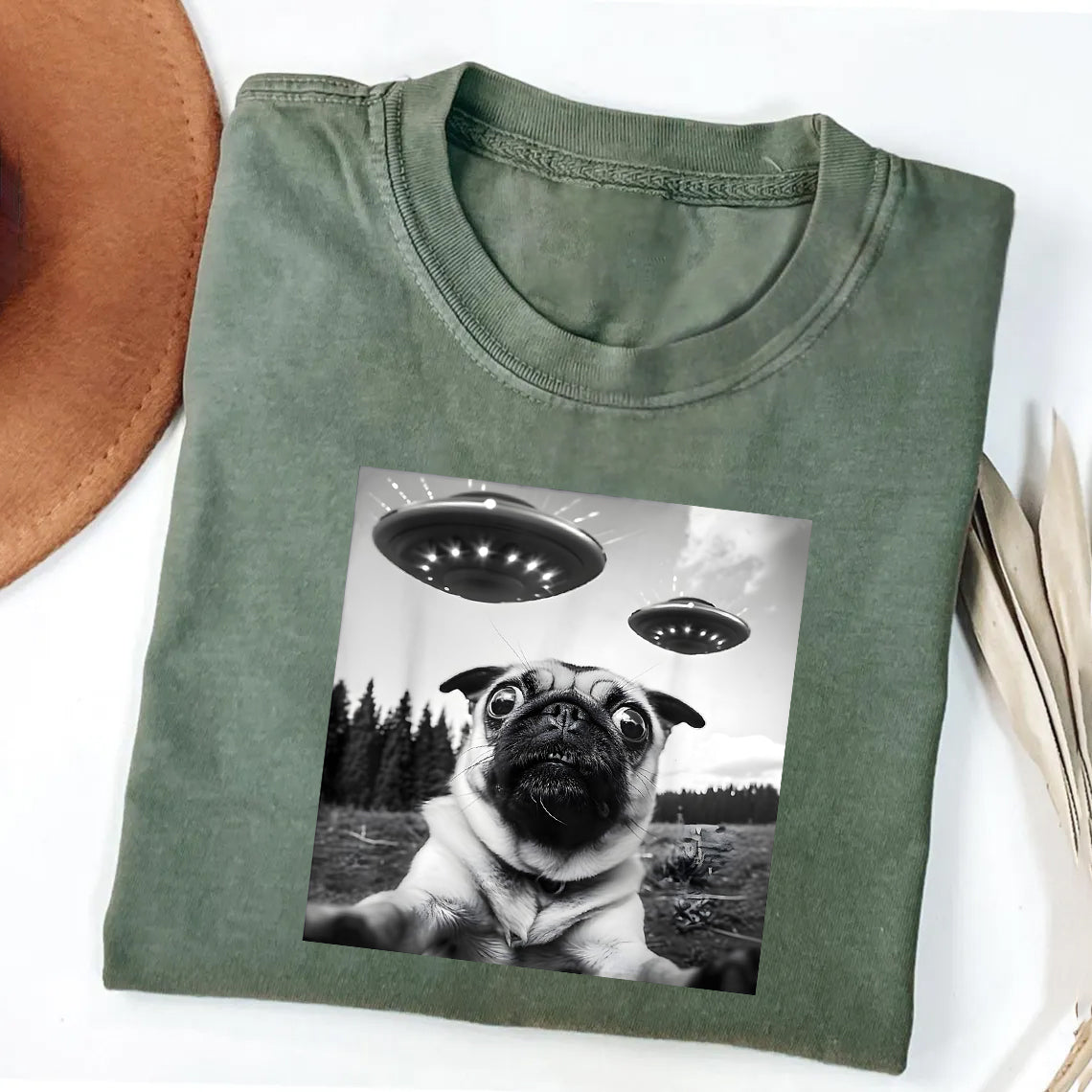 Pug Taking Selfie with UFOs Funny Unisex Shirt