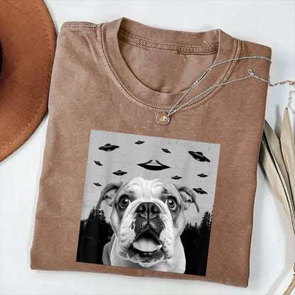 English Bulldog Taking Selfie with UFOs Funny T-Shirt