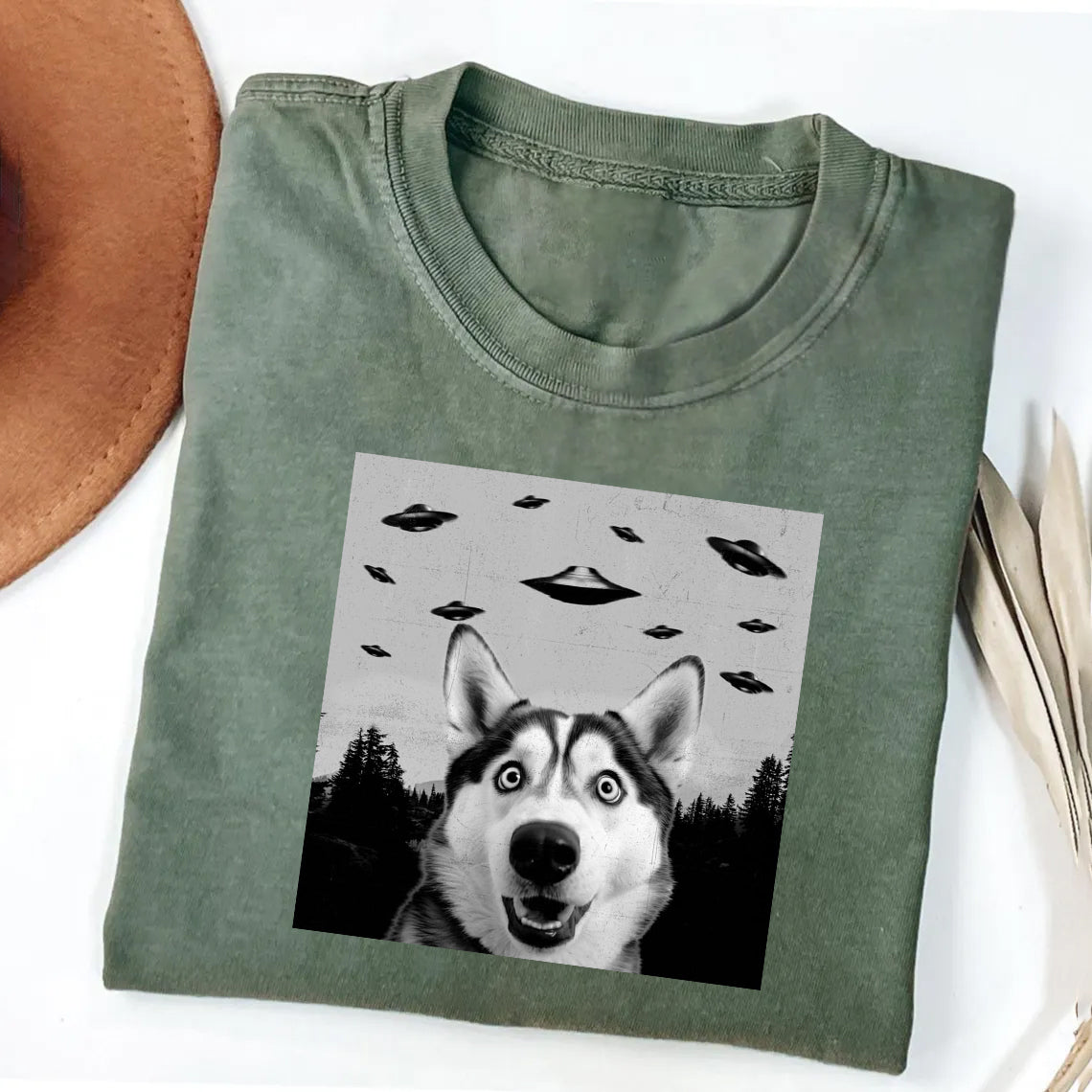 Husky Dog Taking Selfie with UFOs Funny T-Shirt