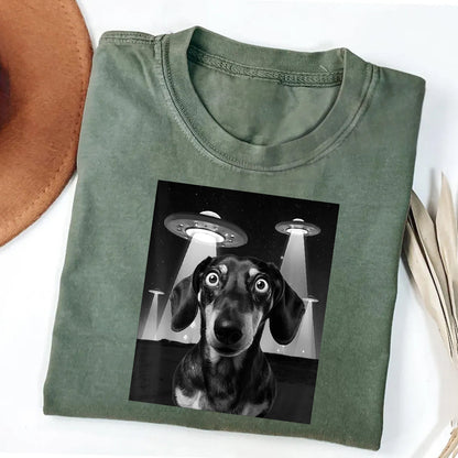 Dachshund Dog Taking Selfie with UFOs Funny T-Shirt