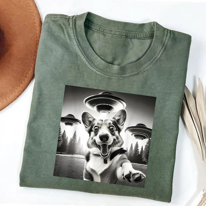 Corgi Taking Selfie with UFOs Funny T-Shirt