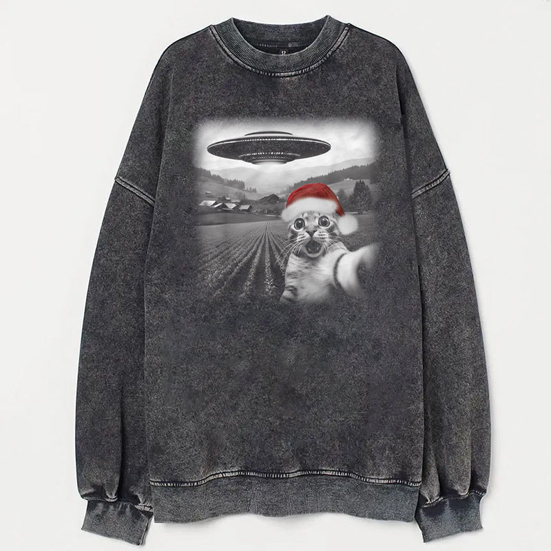 Christmas Cat Selfle With UFO Art Acid Wash Sweatshirt - heygraff