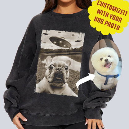 Personalized dog Taking Selfie with UFOs Funny Unisex Sweatshirt