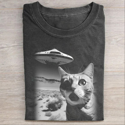 Cat-selfie-with-UFO-washed cotton T-shirt - heygraff